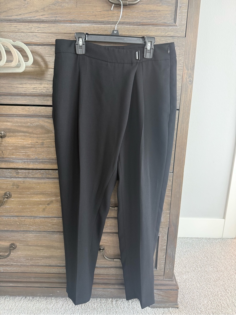 Women’s WHBM Black Tapered Ankle Dress Pants - size 6 w/ side zip